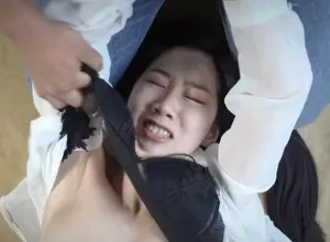 围奸黑丝包臀裙收验员女神被迷昏?2026-10-13-4
